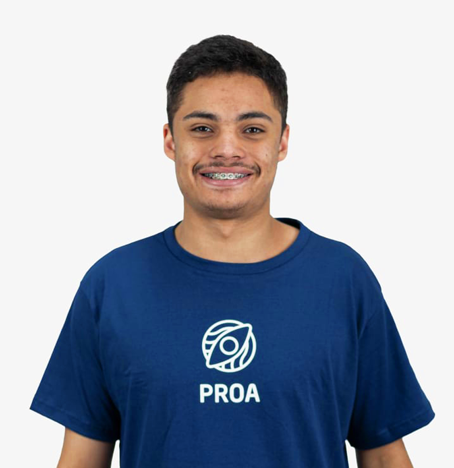 Kaiky Brito, homem de 19 anos , cabelo liso, branco com estrutura media, vestido camiseta azul do proa